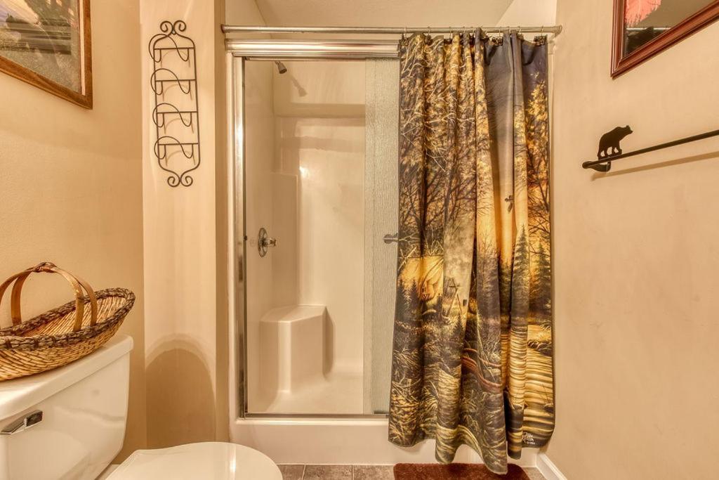 Rock Of Ages, Hot Tub, Game Room, Wifi, 1089 Free Tickets Each Paid Day, Dollywood And More Pigeon Forge Luaran gambar