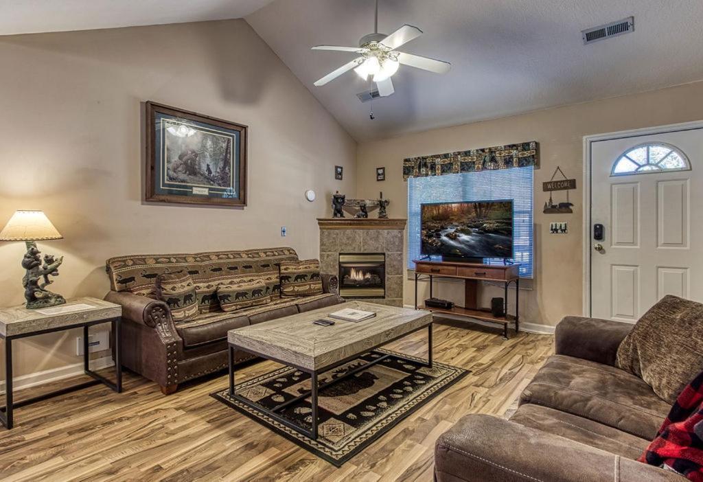 Rock Of Ages, Hot Tub, Game Room, Wifi, 1089 Free Tickets Each Paid Day, Dollywood And More Pigeon Forge Luaran gambar